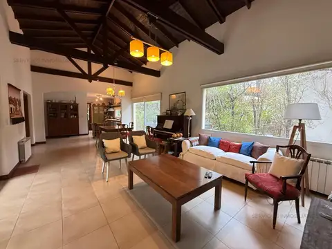 Casa 4 ambientes con 2 baños