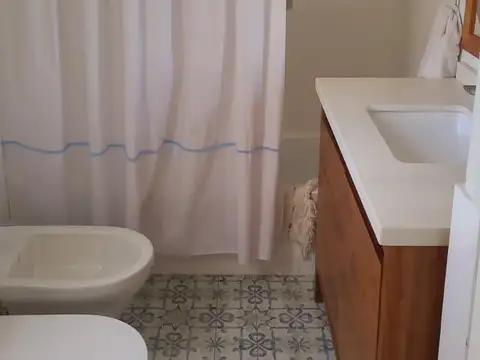 Casa en Alquiler con 4 cocheras