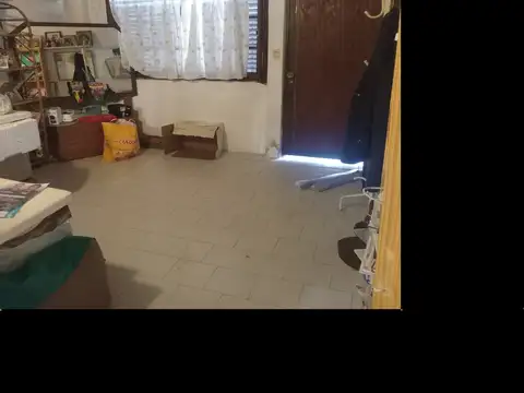 CASA DE 4 AMBIENTES CON COCHERA Y FONDO.-