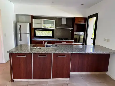 Casa 4 ambientes con 3 baños