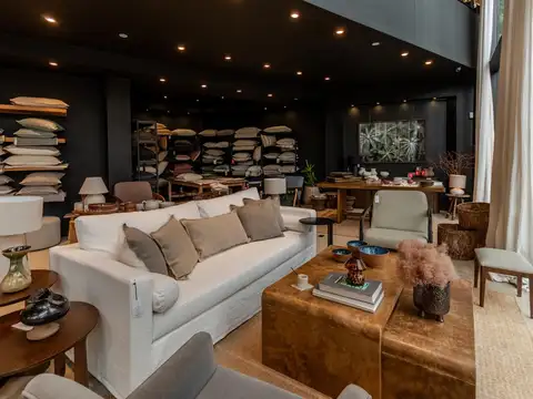 Sensacional local con cinco cocheras en alquiler ubicado sobre Av. Libertador en Acassuso.