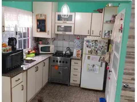 Casa 4 ambientes con 2 baños