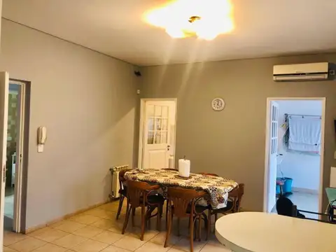 casa de 4 amb. en dos plantas c/garage-amplio fondo-quincho