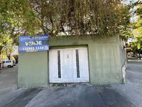 Venta de casa con lote en Flores.