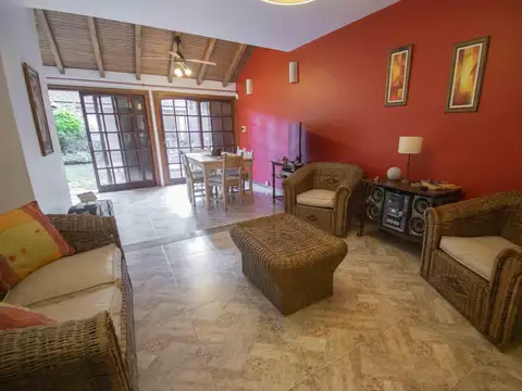 Casa 6 ambientes con 2 baños