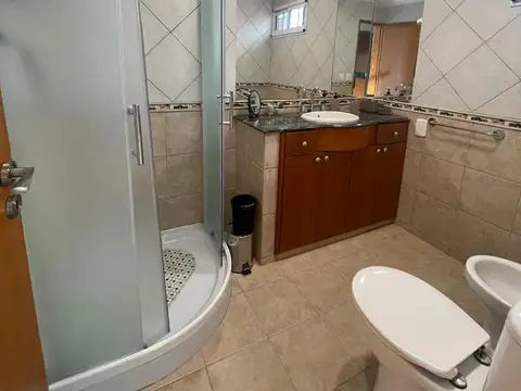 Casa en Alquiler con 2 cocheras