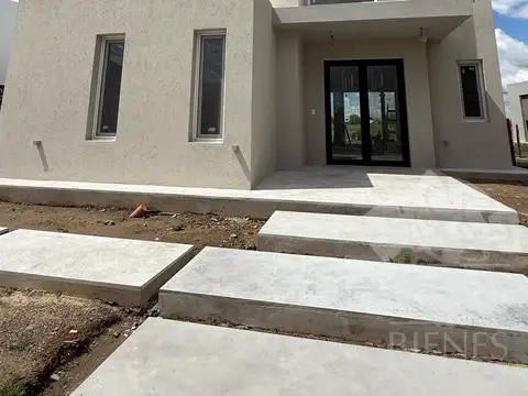 Casa 6 ambientes con 4 baños