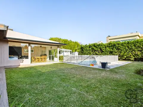 Casa en Venta con 4 cocheras