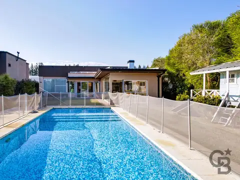 Casa 8 ambientes con 5 baños