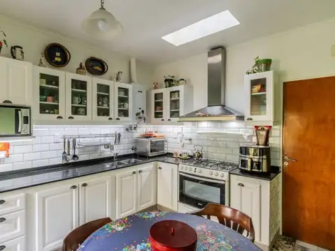 PH - 4 AMB CON DEPENDENCIA, QUINCHO, GRAN PATIO Y GARAGE 