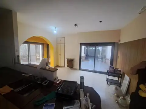 Casa en Alquiler con 2 cocheras