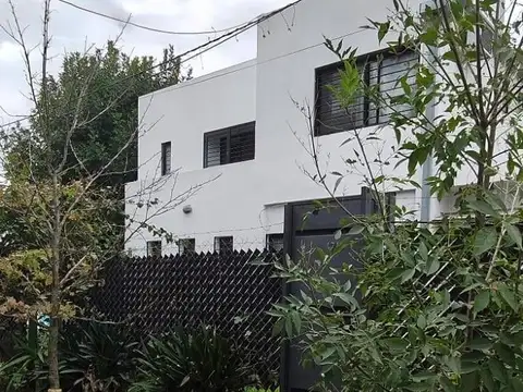 12 esquina 489-Casa de 3 dormitorios con parque en Villa Castells, Gonnet 400
