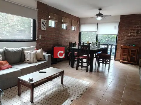 12 esquina 489-Casa de 3 dormitorios con parque en Villa Castells, Gonnet
