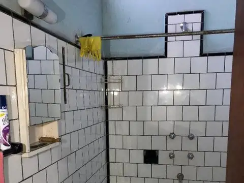 Casa de 5 ambientes muy bien ubicada 
