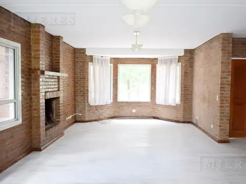 Casa 4 ambientes con 2 baños