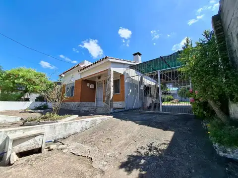  CASA CON AMPLIO FONDO VERDE, PARRILLERO Y COCHERA