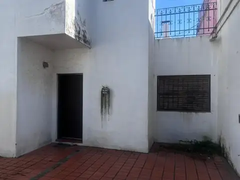 VENTA DE CASA 4 AMBIENTES EN BOEDO A REFACCIONAR