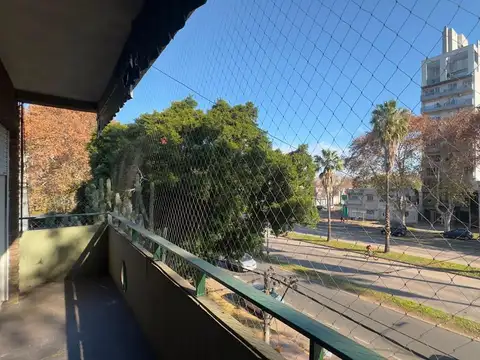 2 dorm, balcon al frente.