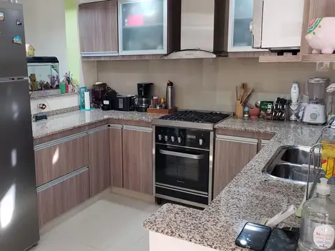 VENTA - CASA 4 AMB C/JARDIN, COCH, QUINCHO Y TZA. BANFIELD