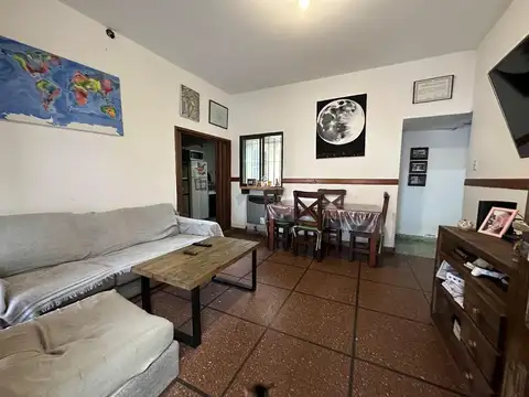 Casa 4 ambientes con local y patio