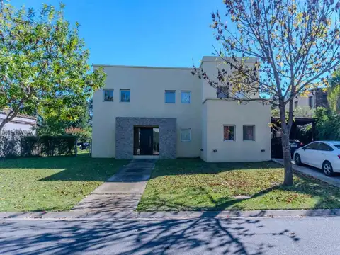 VENTA CASA DE 4 AMBIENTES. BARRIO SANTA CLARA