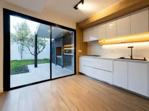 Casa en Venta con 2 cocheras