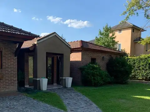 Casa en Alquiler con 1 cochera