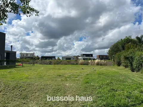 Lote en venta con vista a espejo de agua en Cantón Golf