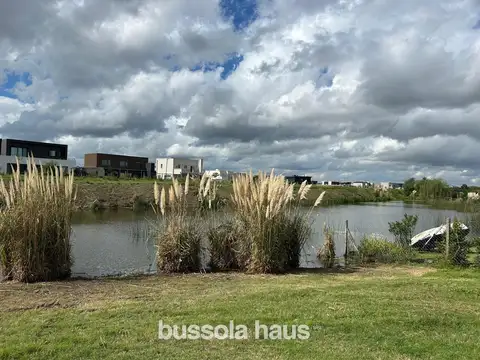 Lote en venta con vista a espejo de agua en Cantón Golf