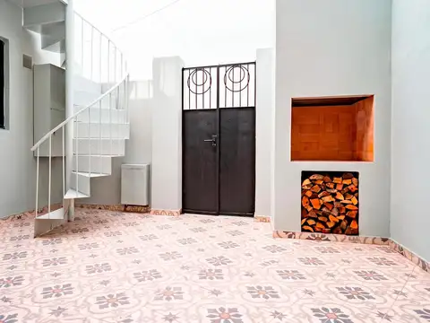 Casa de pasillo RECICLADA de 2 dormitorios con terraza en Barrio Pichincha