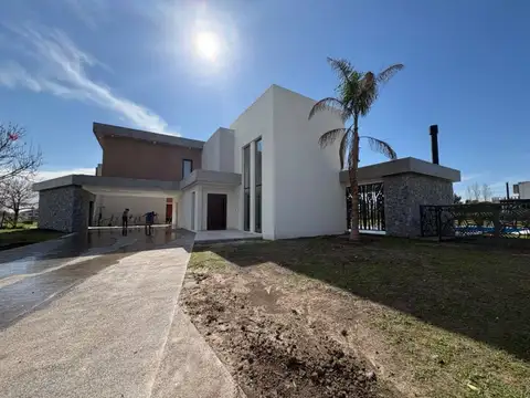 Casa 4 ambientes con 3 baños