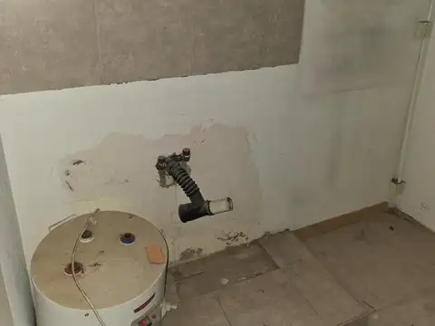 Oficina de planta libre y amplio ventanal al frente