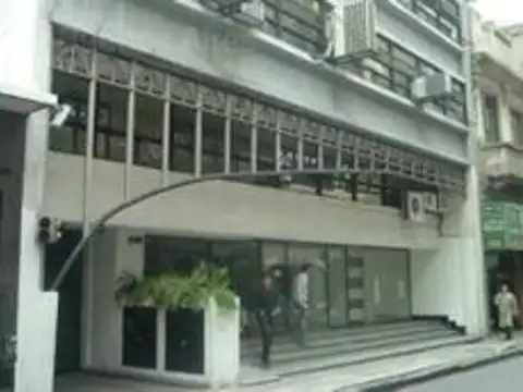 Oficina de planta libre y amplio ventanal al frente