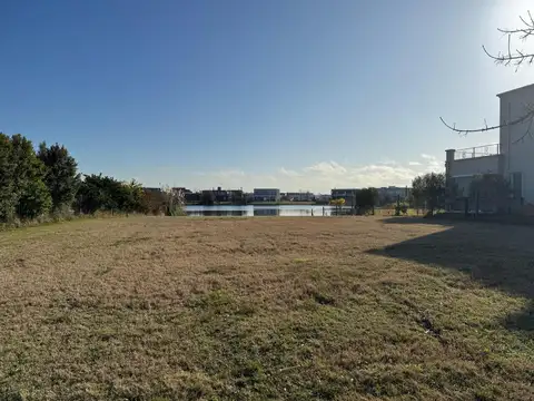 Lote a la Laguna en Venta en el Canton Golf