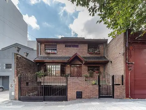 Venta Casa 4 ambientes Belgrano con dependencia jardín y cochera x3