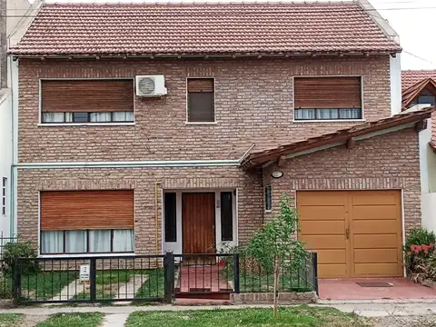 Venta Exclusiva Casa con amplio dpto arriba