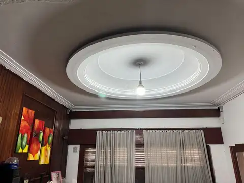 Casa 8 ambientes con 3 baños