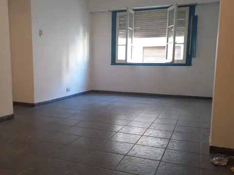 3 ambientes con dependencia de servicio en zona muy buena en Caballito