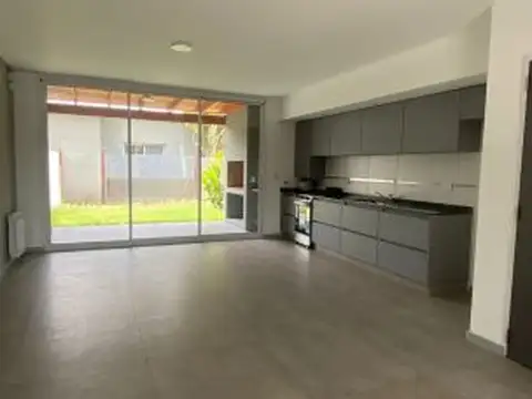 Casa en Alquiler con 1 cochera