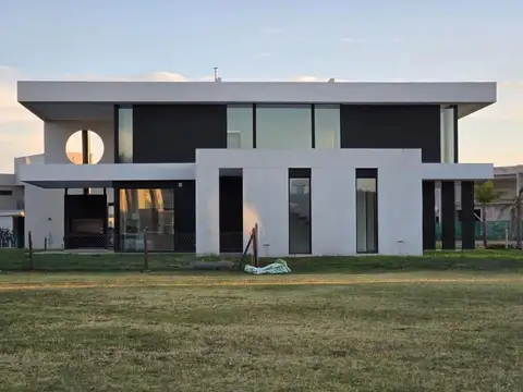 Casa en Venta con 4 cocheras