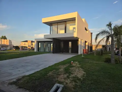Casa en Venta en Terralagos, USD 590.000
