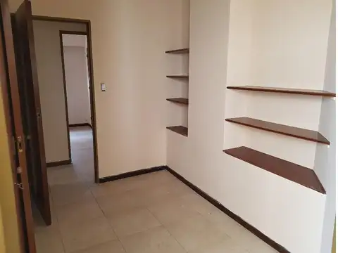 Departamento con 2 dormitorios y balcón al frente