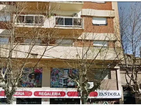 Departamento con 2 dormitorios y balcón al frente