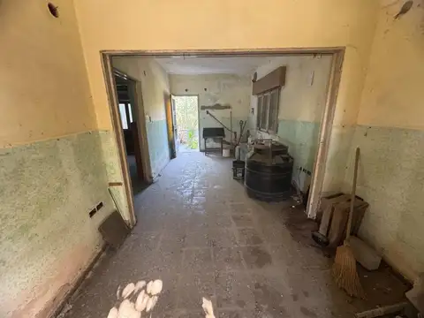 CASA CUATRO DORMITORIOS CON PATIO A RECICLAR SAN LORENZO