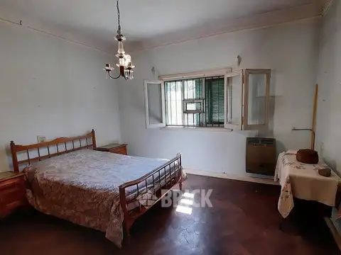 CASA TIPO CHALET COLONIAL EN ESPECT LOTE DE 10X35.35 MTS - 354 M2 DE LOTE GRAN PARQUE ARBOLADO