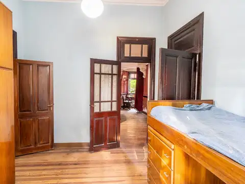 Casa de estilo clásico. Con amplio lote con parque