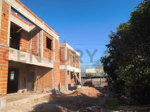 CASA EN VENTA EN CITY BELL TIPO DUPLEX DE 3 DORMITORIOS EN CONSTRUCCION