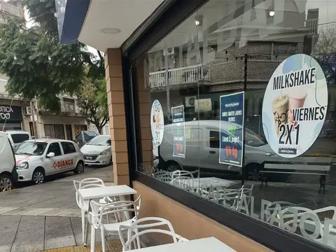 Excelente Heladeria para seguir trabajando en la zona Barrio Naom / Liniers