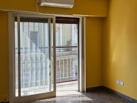 Venta. Dpto 2 amb. Balcón al frente. Flores.