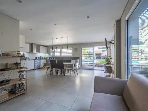 Casa 4 ambientes con 2 baños
